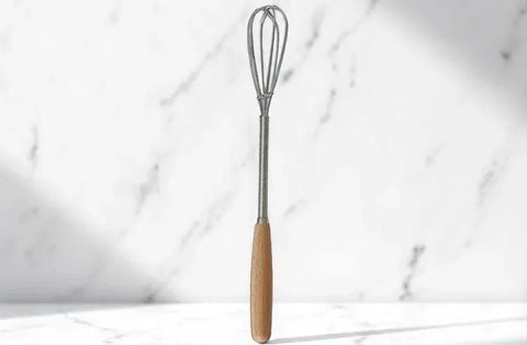 مضرب بيض يدوي بمقبض خشب – خفيف وعملي للخلط السريع