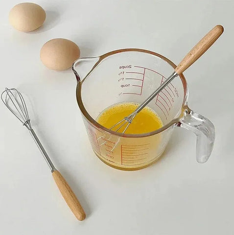 مضرب بيض يدوي بمقبض خشب – خفيف وعملي للخلط السريع