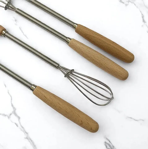 مضرب بيض يدوي بمقبض خشب – خفيف وعملي للخلط السريع