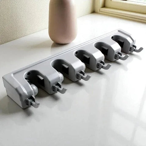 حامل ممسحة ومقشة جداري – منظم أدوات تنظيف موفر للمساحة بخطافات ومسامير تثبيت