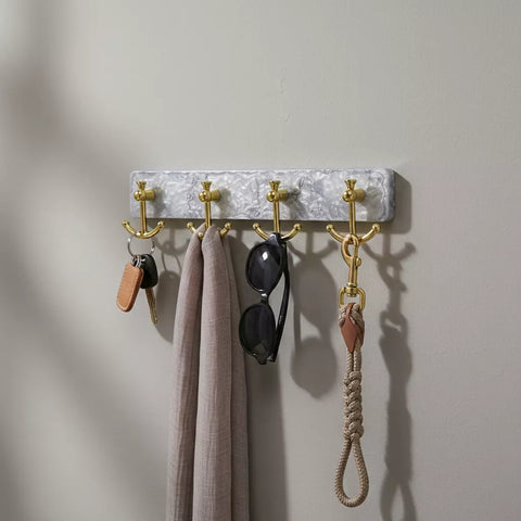 عبوة علاقة حائط متعددة الخطافات بقاعدة أكريليك – Packaging of acrylic wall hook rack with gold hooks