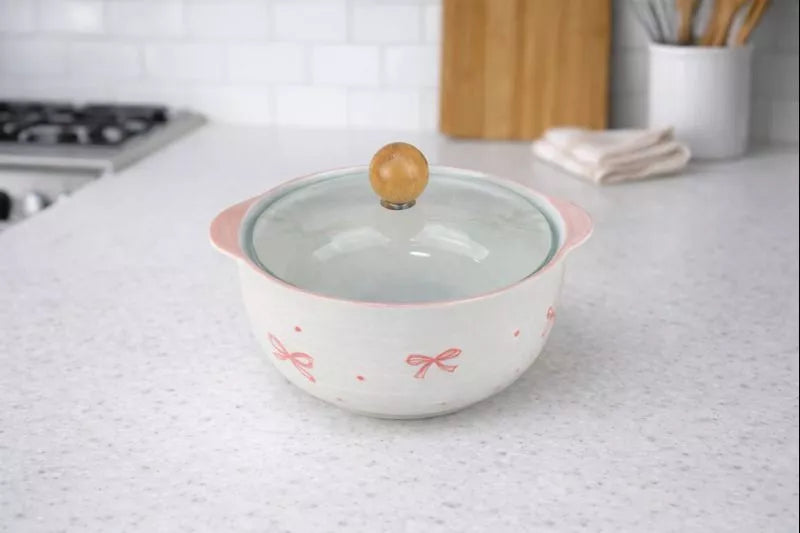 تفاصيل بولة نودلز سيراميك بغطاء بايركس ومقبض خشبي أنيق – Close-up of ceramic noodle bowl with Pyrex lid and wooden handle