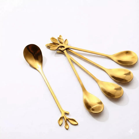 معالق ذهبية مع فنجان قهوة – مثالية للمشروبات الساخنة