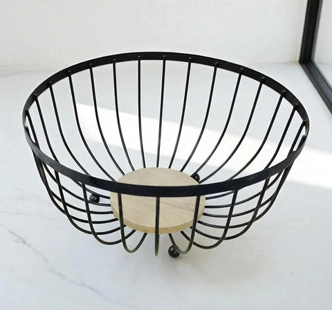 طبق فواكه معدني بقاعدة خشب – تصميم عصري أنيق