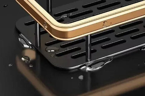 رف حمام معدني – أسود بلمسة ذهبية أنيقة (تثبيت بالمسامير أو اللاصق القوي)