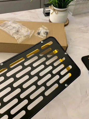 رف حمام معدني – أسود بلمسة ذهبية أنيقة (تثبيت بالمسامير أو اللاصق القوي)