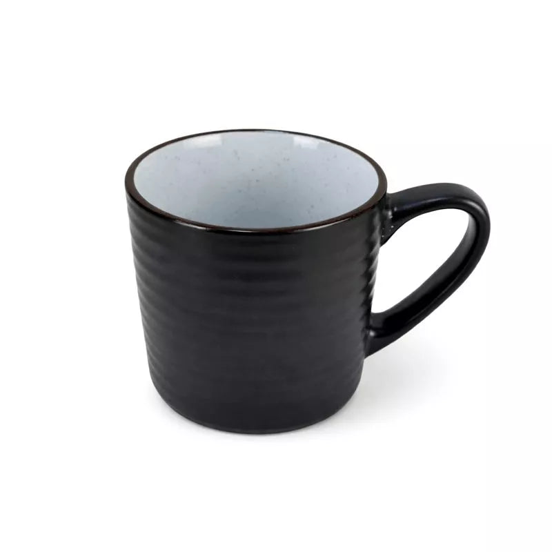 مج سيراميك أسود مطفي من الخارج وداخلي فاتح منقط – Matte black ceramic mug with light speckled interior by ILVIA