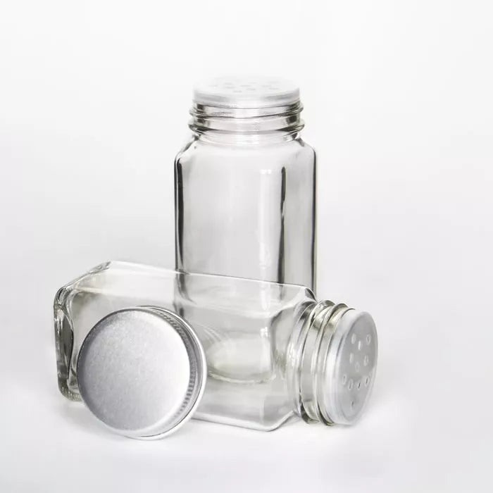 تصوير فني لطقم الملاحات الزجاجي – Artistic Shot of Salt & Pepper Shakers Set – إبراز الجمال والشياكة