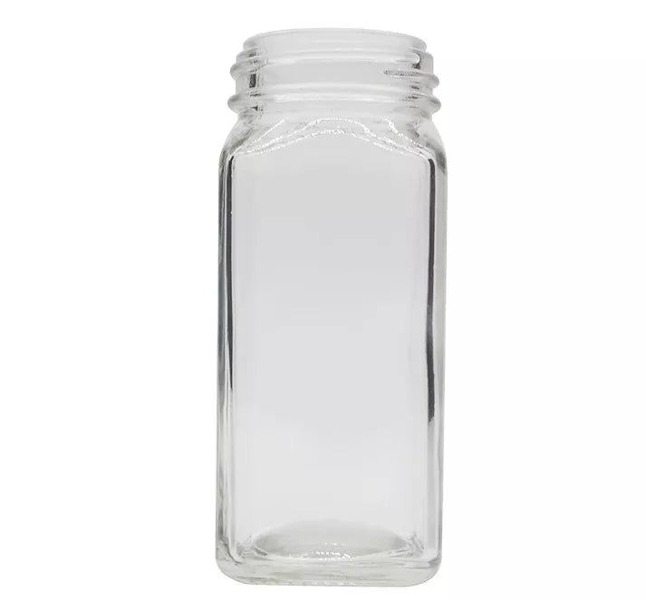 طقم الملاحات الزجاجي مع أدوات المطبخ الأخرى – Salt & Pepper Shakers in Kitchen – تصميم أنيق وعصري